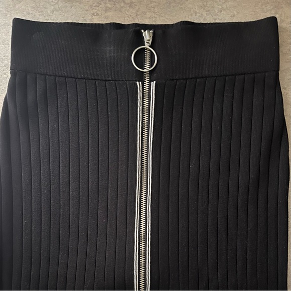 H&M ribbed pencil skirt with slit, functional front zipper, elastic waistband - Picture 9 of 10